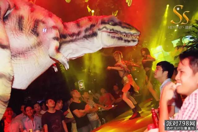 侏罗纪世界派对_盛世酒吧有恐龙出没！超逼真的现场！！！