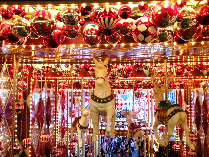 12/25圣诞节主题派对旋转木马布置参考.配合色彩繽纷的巨型圣诞树、圣诞鹿、白马和小兔子，缀以华丽的吊饰，璀璨夺目，充满欢乐热闹的节日气氛。