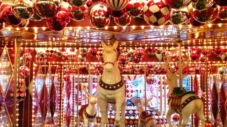 12/25圣诞节主题派对旋转木马布置参考.配合色彩繽纷的巨型圣诞树、圣诞鹿、白马和小兔子，缀以华丽的吊饰，璀璨夺目，充满欢乐热闹的节日气氛。