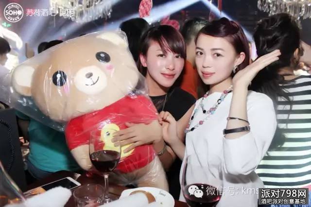 昆明苏荷酒吧中秋节派对众美女变身“兔女郎”
