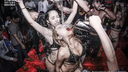 布加迪酒吧 女色主义主题派对  湿身之夜，解禁束缚已久的荷尔蒙让你血脉喷张、城中至高颜值派对性感来袭！