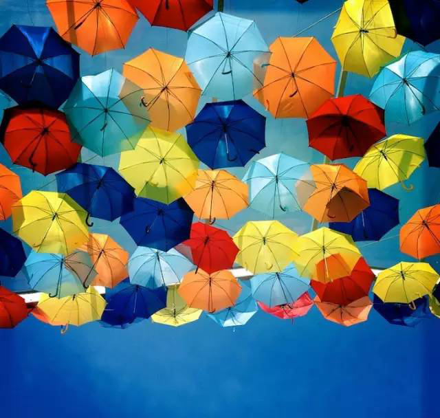 葡萄牙AgitAgueda艺术节七彩雨伞街