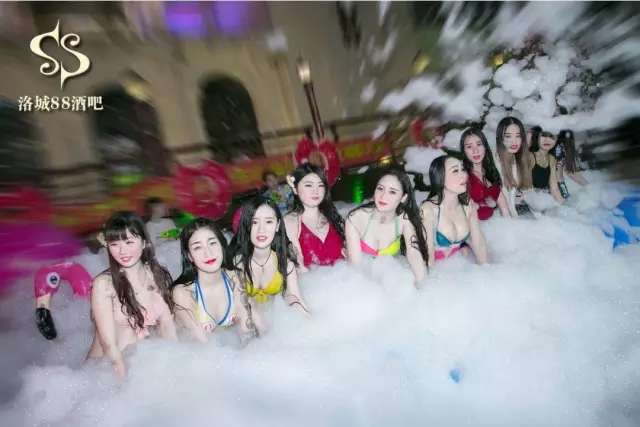 88酒吧 泡沫主题派对 《泡沫派对》《第一季》泡沫从天而降！ 和 比基尼美女一起在泡沫湿身派对里狂欢！ 一起在泡沫里燥！