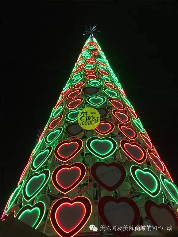 超炫酷的爱心圣诞树灯饰画，一同来现场感受哦！