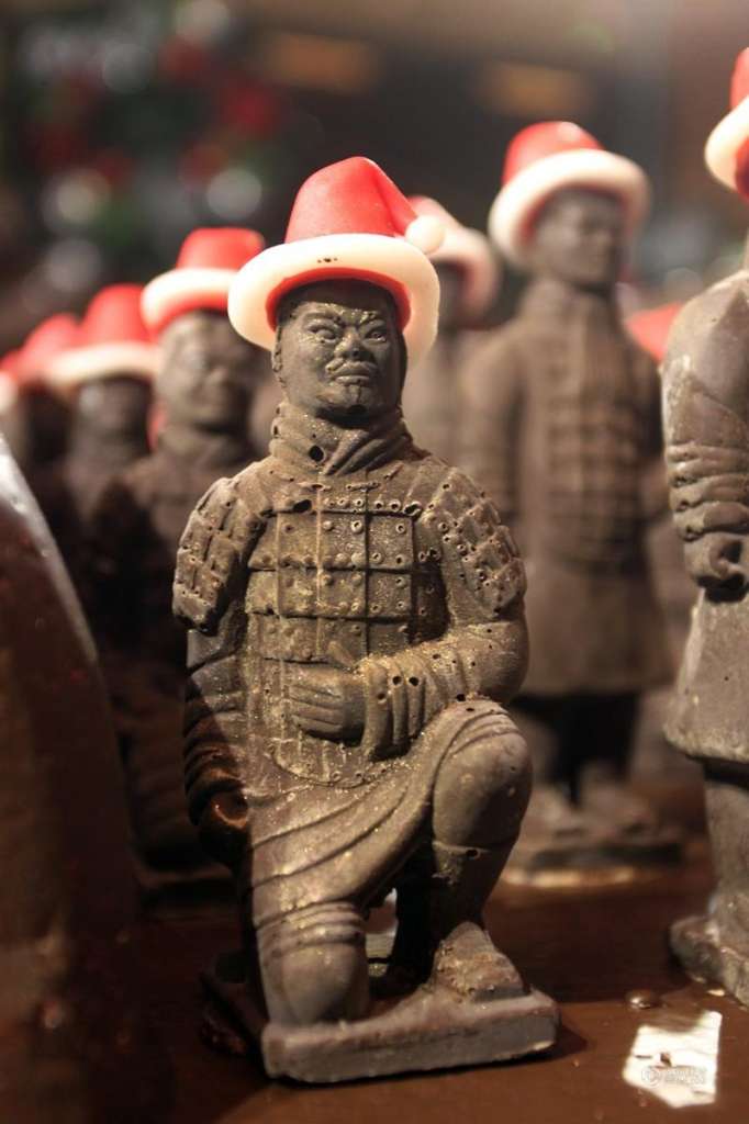 西安商家推出巧克力“兵马俑”头戴圣诞帽过洋节