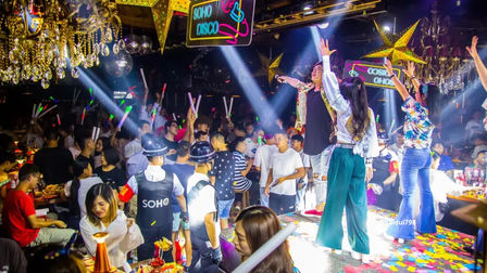 贵港市苏荷酒吧#迪斯科复古主题派对#变幻、摩登、朦胧的年代， 听说你才是DISCO蹦迪能手？