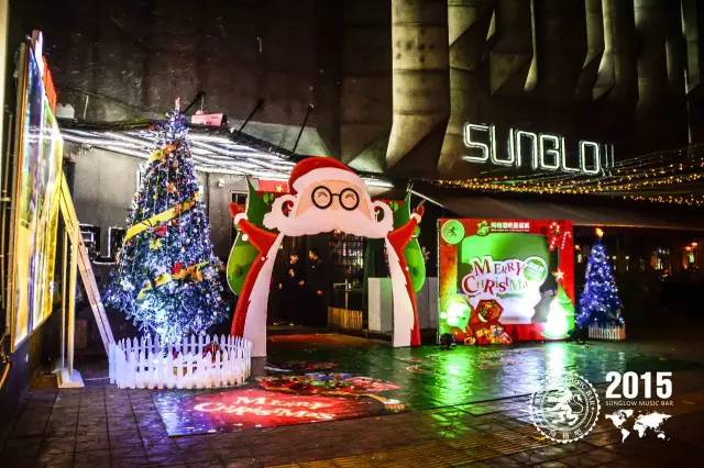 尚格酒吧12/25圣诞节主题派对尚格酒吧精心筹备的圣诞狂欢活动，将激情点燃，刹那间心底里的所有欢乐将全部释放。