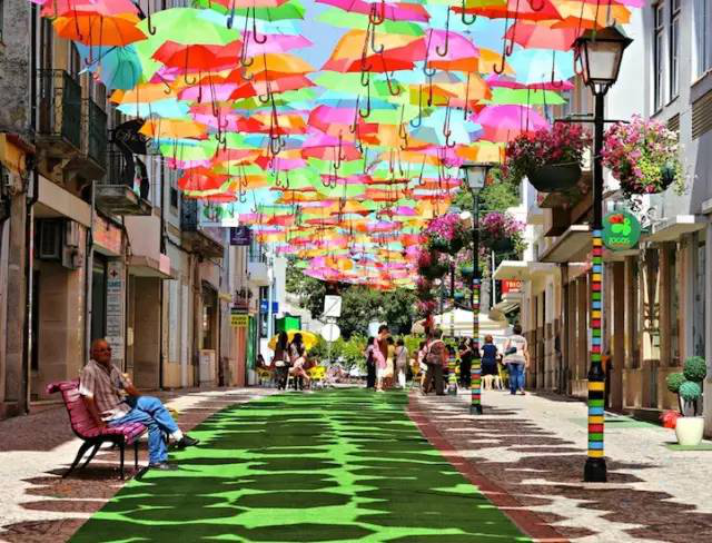 葡萄牙AgitAgueda艺术节七彩雨伞街
