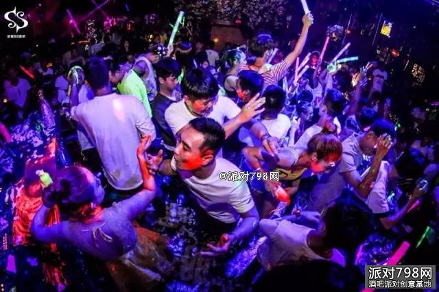 洛城88酒吧 #史上最大规模&最强阵容# 狂欢荧光派对