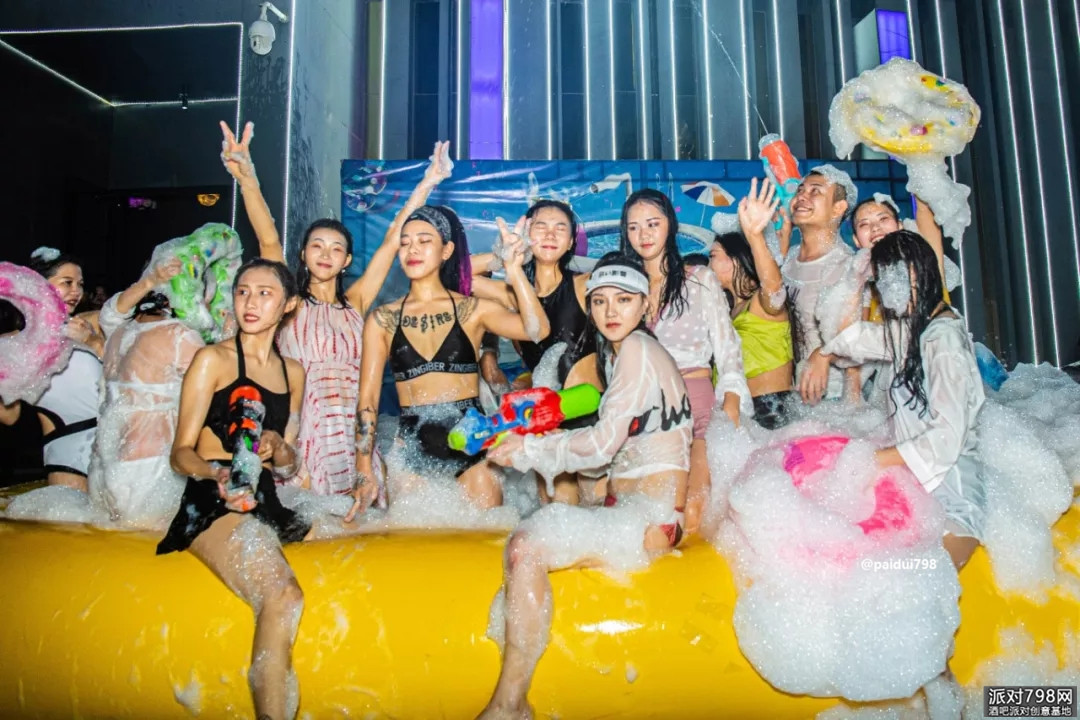 千万个泡沫汇聚成的海洋  一场梦幻的泡沫派对已经上演 慕尚酒吧惠州陈江店 泡沫湿身主题派对