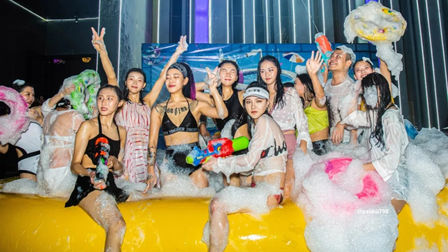 千万个泡沫汇聚成的海洋  一场梦幻的泡沫派对已经上演 慕尚酒吧惠州陈江店 泡沫湿身主题派对