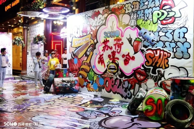 阳江苏荷酒吧，酷炫的改装音响车播放着节奏感极强的Hip-hop音乐，嘻哈派对直击，要不要玩这么大！！！
