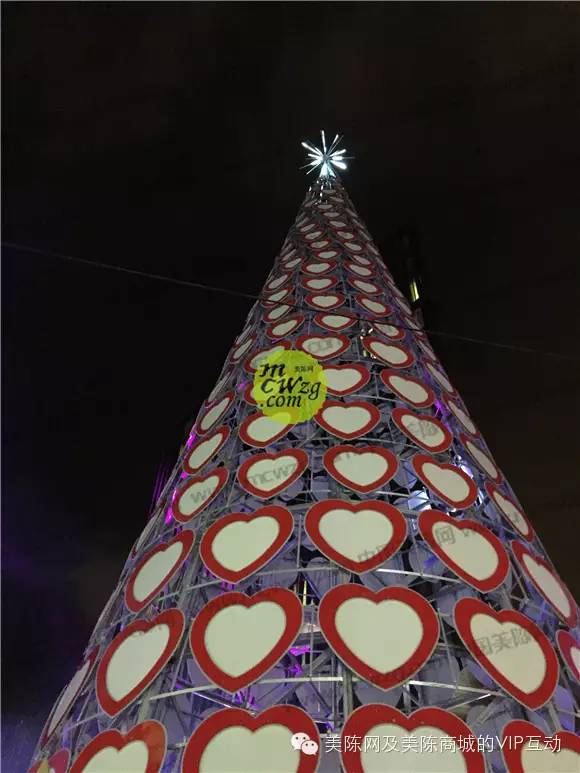 超炫酷的爱心圣诞树灯饰画，一同来现场感受哦！