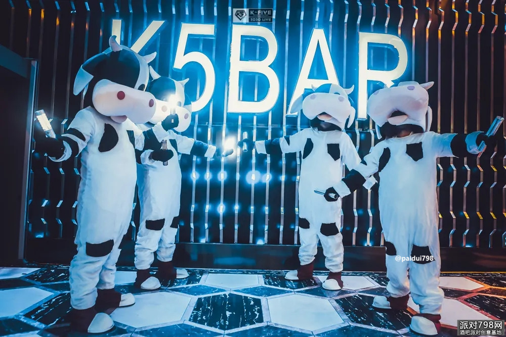 融入场内的玩家汇聚成浪潮 一场梦幻的奶牛派对即刻上演 K5时尚派对空间 疯狂奶牛主题派对