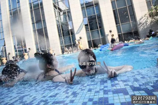 F1连锁酒吧盛夏比基尼泳池派对 爆嗨湿身泳衣狂欢节