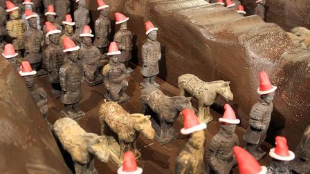 西安商家推出巧克力“兵马俑”头戴圣诞帽过洋节