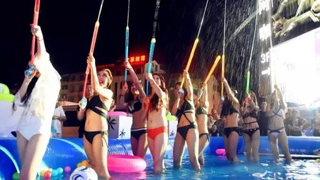 金座酒吧 大型夏日泳池湿身派对 Bikini Party  性感HOLD不住！精彩升级~~~~