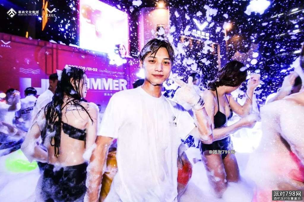 威图酒吧深圳沙井店 荧光·泡沫·比基尼