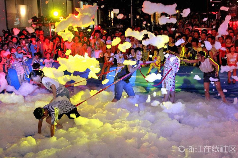 泡沫主题派对 缤纷泡沫湿身派对  街头激情上演，与美女、帅哥一起狂欢、一起湿身，一起清凉一夏。
